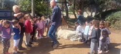 גן שמח מכינים את הפסל עם דני טולדנו  ויפה גפן